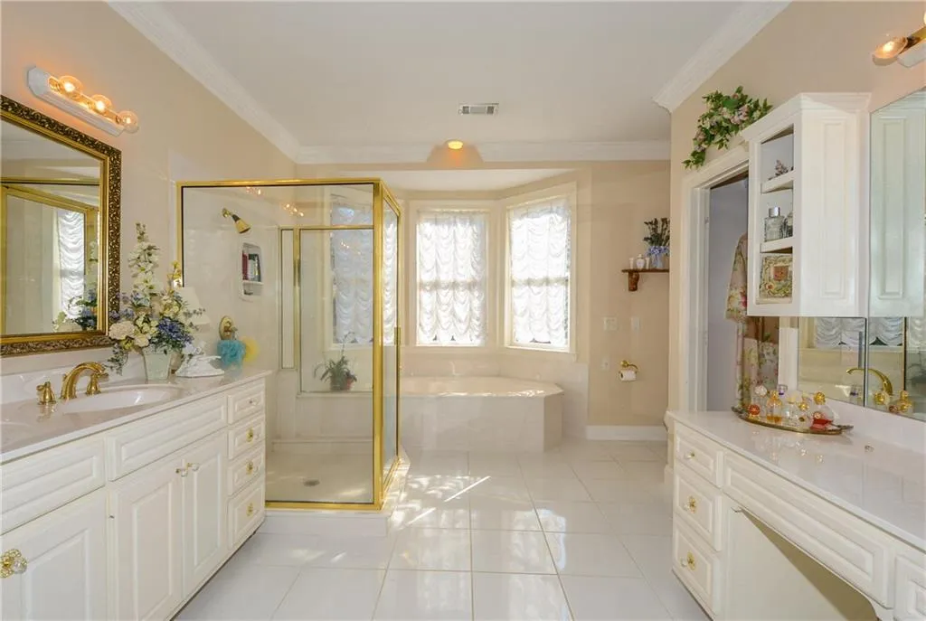 6560 Old Cabin Road, Sandy Springs, Georgia 30328, 5 Bedrooms Bedrooms, ,5 BathroomsBathrooms,Residential,Sold,6560 Old Cabin Road,5646840