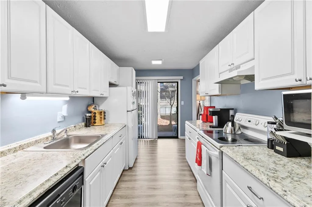 8740 Roswell Road Unit 10b, Atlanta, Georgia 30350, 3 Bedrooms Bedrooms, ,2 BathroomsBathrooms,Residential,For Sale,8740 Roswell Road Unit 10b,7702942