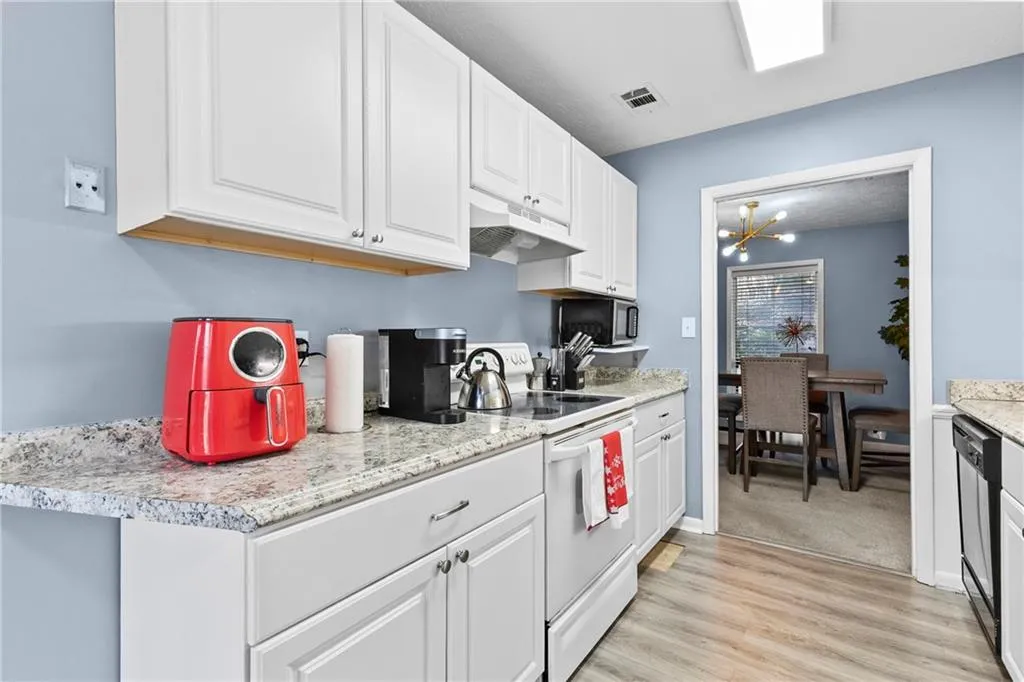 8740 Roswell Road Unit 10b, Atlanta, Georgia 30350, 3 Bedrooms Bedrooms, ,2 BathroomsBathrooms,Residential,For Sale,8740 Roswell Road Unit 10b,7702942