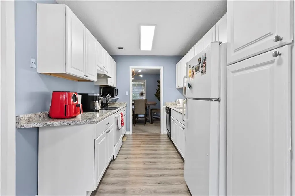 8740 Roswell Road Unit 10b, Atlanta, Georgia 30350, 3 Bedrooms Bedrooms, ,2 BathroomsBathrooms,Residential,For Sale,8740 Roswell Road Unit 10b,7702942