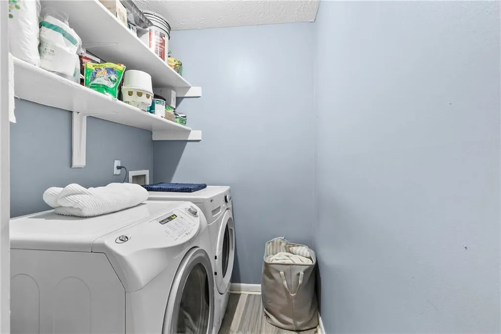 8740 Roswell Road Unit 10b, Atlanta, Georgia 30350, 3 Bedrooms Bedrooms, ,2 BathroomsBathrooms,Residential,For Sale,8740 Roswell Road Unit 10b,7702942