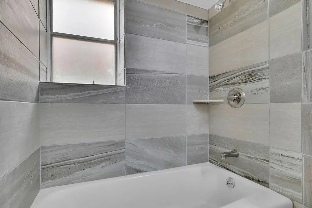 Bathroom with tiled shower / bath