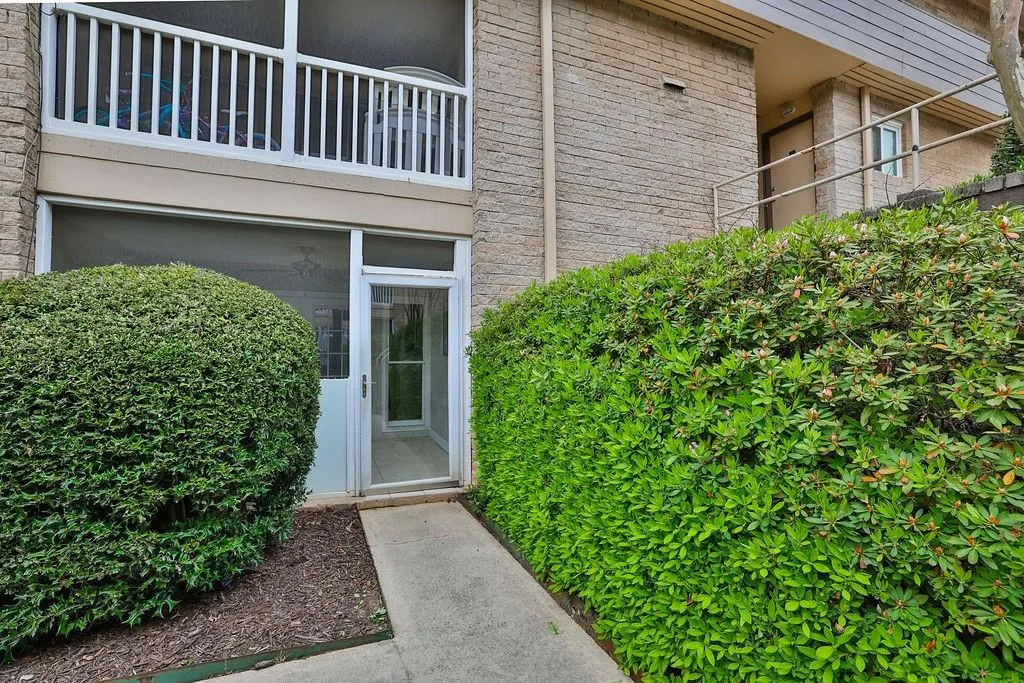 Entrance to property with a balcony