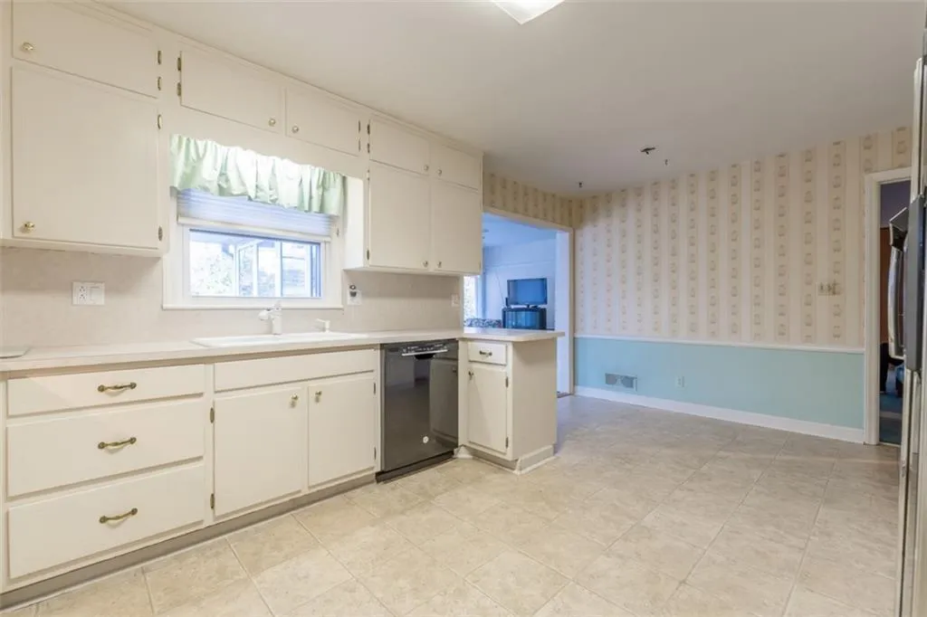6260 River Shore Parkway, Sandy Springs, Georgia 30328, 3 Bedrooms Bedrooms, ,2 BathroomsBathrooms,Residential,Sold,6260 River Shore Parkway,6502276