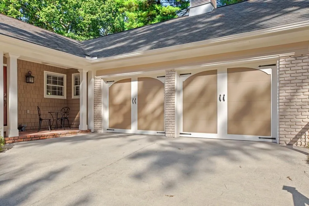 7040 Hunters Branch Drive, Sandy Springs, Georgia 30328, 4 Bedrooms Bedrooms, ,3 BathroomsBathrooms,Residential,Sold,7040 Hunters Branch Drive,6631808