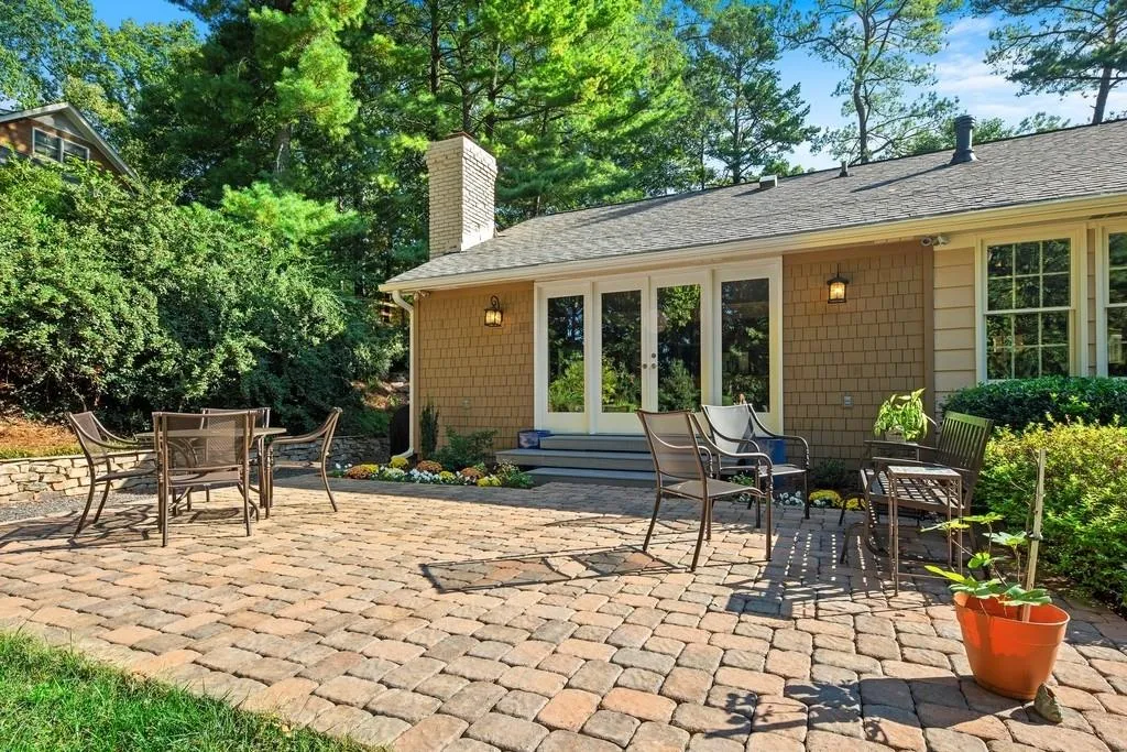 7040 Hunters Branch Drive, Sandy Springs, Georgia 30328, 4 Bedrooms Bedrooms, ,3 BathroomsBathrooms,Residential,Sold,7040 Hunters Branch Drive,6631808