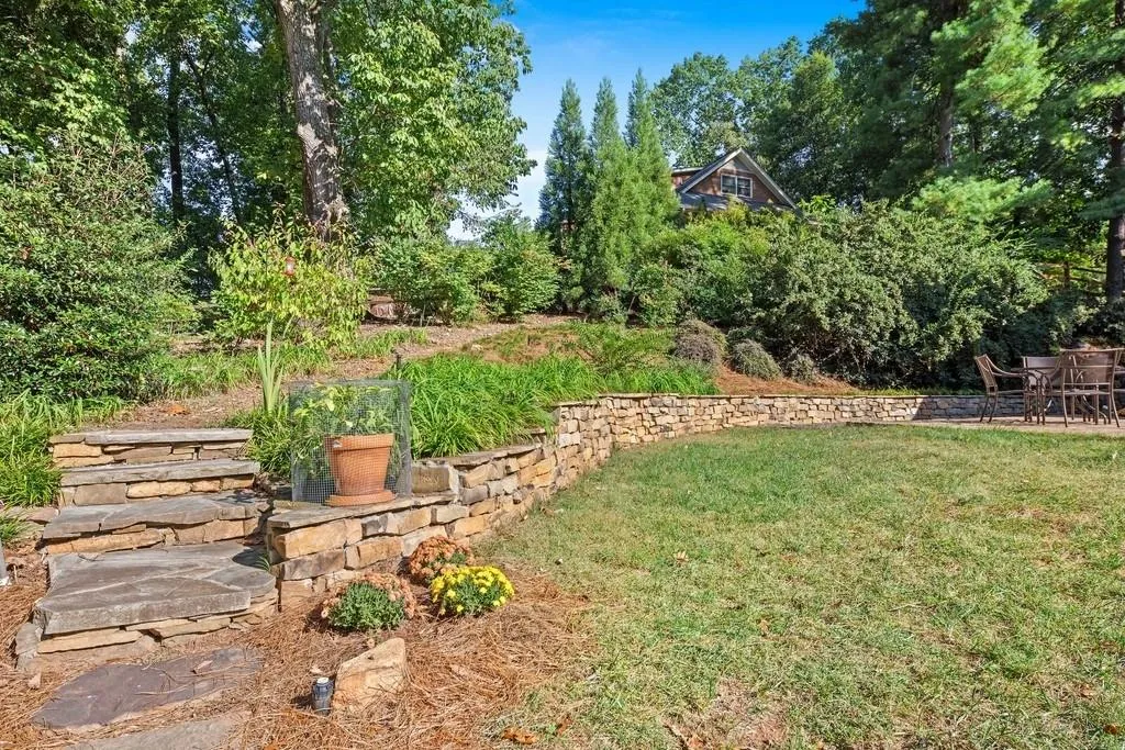 7040 Hunters Branch Drive, Sandy Springs, Georgia 30328, 4 Bedrooms Bedrooms, ,3 BathroomsBathrooms,Residential,Sold,7040 Hunters Branch Drive,6631808