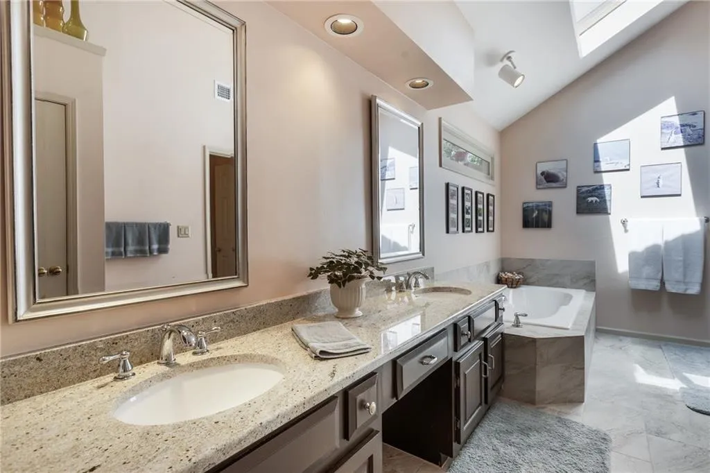 1129 Club Trace Ne, Brookhaven, Georgia 30319, 2 Bedrooms Bedrooms, ,2 BathroomsBathrooms,Residential,For Sale,1129 Club Trace Ne,7616704