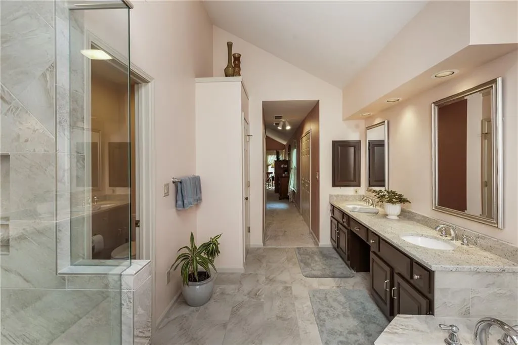 1129 Club Trace Ne, Brookhaven, Georgia 30319, 2 Bedrooms Bedrooms, ,2 BathroomsBathrooms,Residential,For Sale,1129 Club Trace Ne,7616704