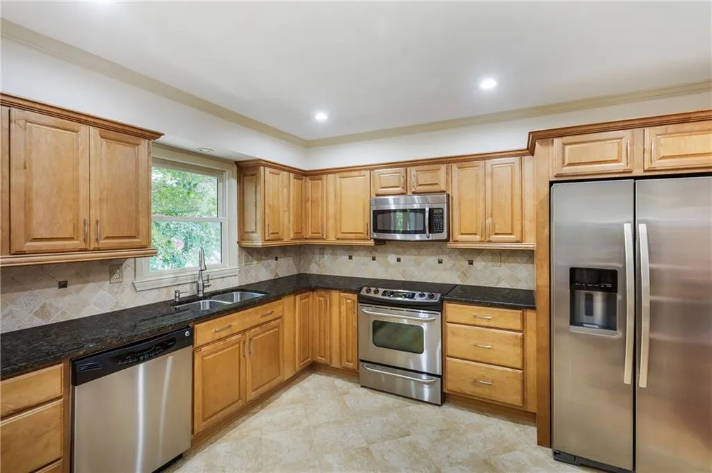 1129 Club Trace Ne, Brookhaven, Georgia 30319, 2 Bedrooms Bedrooms, ,2 BathroomsBathrooms,Residential,For Sale,1129 Club Trace Ne,7616704