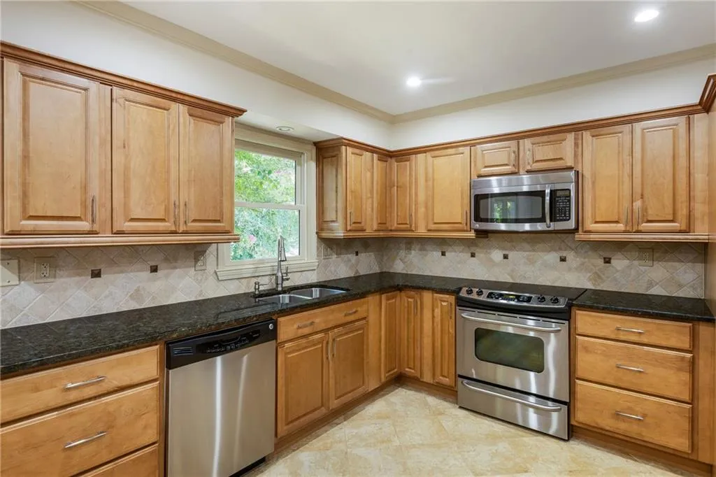 1129 Club Trace Ne, Brookhaven, Georgia 30319, 2 Bedrooms Bedrooms, ,2 BathroomsBathrooms,Residential,For Sale,1129 Club Trace Ne,7616704
