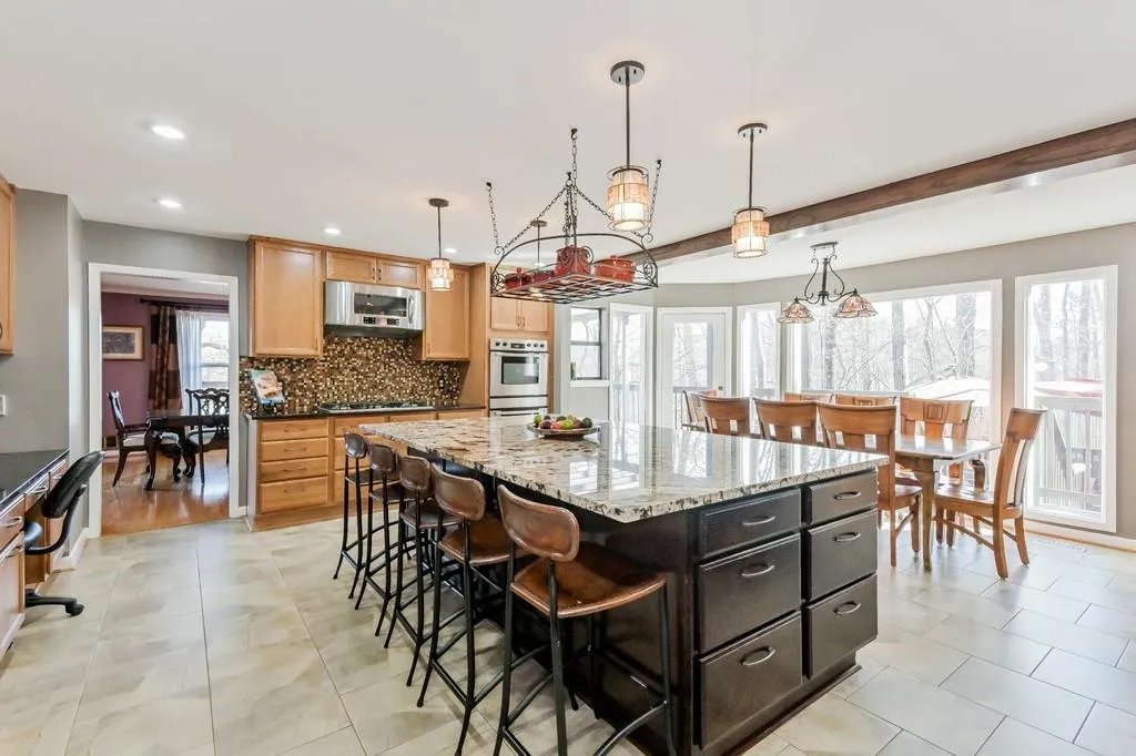 230 Marsh Glen Point, Sandy Springs, Georgia 30328, 5 Bedrooms Bedrooms, ,5 BathroomsBathrooms,Residential,Sold,230 Marsh Glen Point,6519288