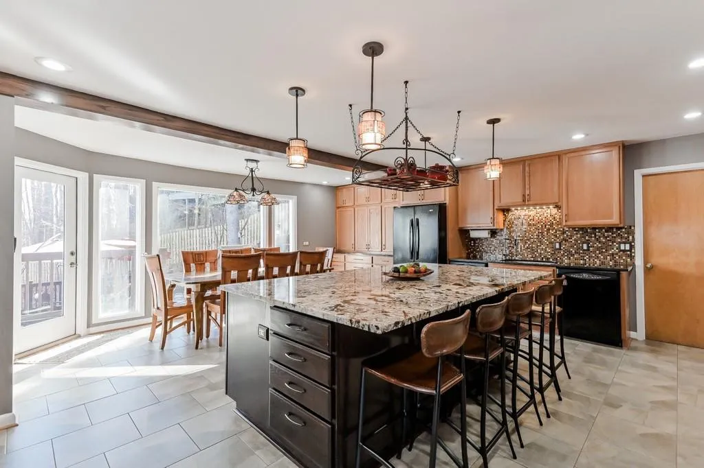 230 Marsh Glen Point, Sandy Springs, Georgia 30328, 5 Bedrooms Bedrooms, ,5 BathroomsBathrooms,Residential,Sold,230 Marsh Glen Point,6519288