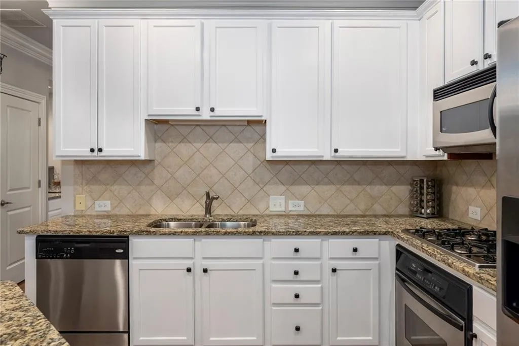 210 Le Gran Cove, Atlanta, Georgia 30328, 3 Bedrooms Bedrooms, ,2 BathroomsBathrooms,Residential,Sold,210 Le Gran Cove,6918222