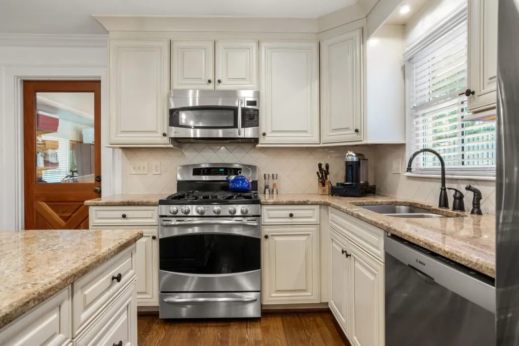 6225 River Shore Parkway, Sandy Springs, Georgia 30328, 3 Bedrooms Bedrooms, ,3 BathroomsBathrooms,Residential,Sold,6225 River Shore Parkway,6841915