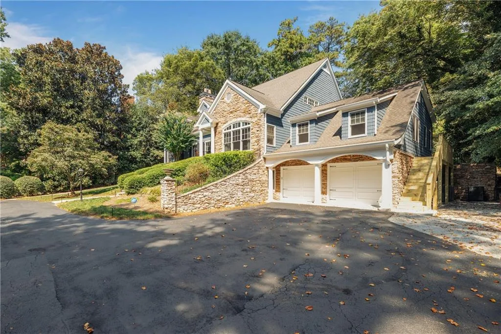 2813 W Roxboro Road Ne, Atlanta, Georgia 30324, 6 Bedrooms Bedrooms, ,6 BathroomsBathrooms,Residential,For Sale,2813 W Roxboro Road Ne,7649352