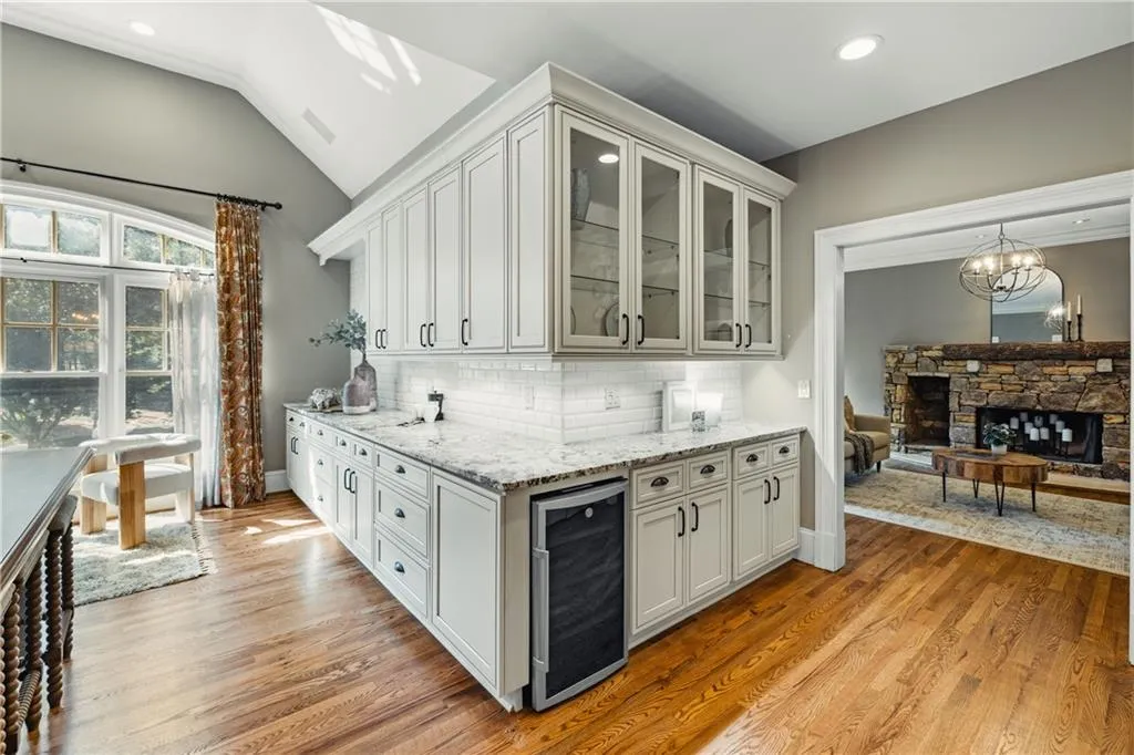 2813 W Roxboro Road Ne, Atlanta, Georgia 30324, 6 Bedrooms Bedrooms, ,6 BathroomsBathrooms,Residential,For Sale,2813 W Roxboro Road Ne,7649352