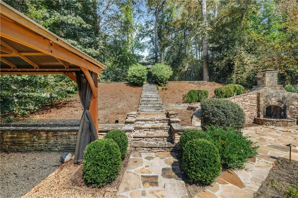 2813 W Roxboro Road Ne, Atlanta, Georgia 30324, 6 Bedrooms Bedrooms, ,6 BathroomsBathrooms,Residential,For Sale,2813 W Roxboro Road Ne,7649352