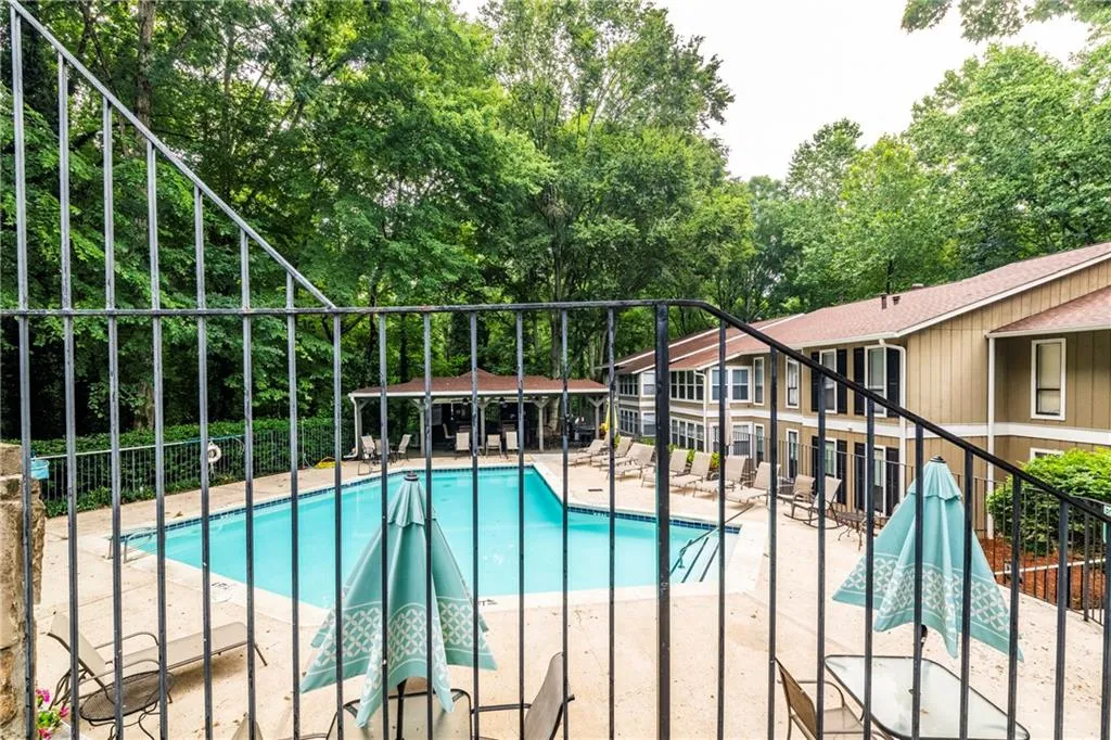 5149 Roswell Road Unit 10, Sandy Springs, Georgia 30342, 2 Bedrooms Bedrooms, ,2 BathroomsBathrooms,Residential,Sold,5149 Roswell Road Unit 10,6582479