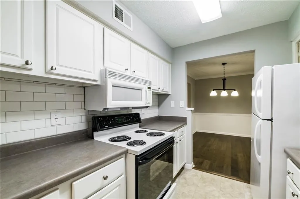 5149 Roswell Road Unit 10, Sandy Springs, Georgia 30342, 2 Bedrooms Bedrooms, ,2 BathroomsBathrooms,Residential,Sold,5149 Roswell Road Unit 10,6582479