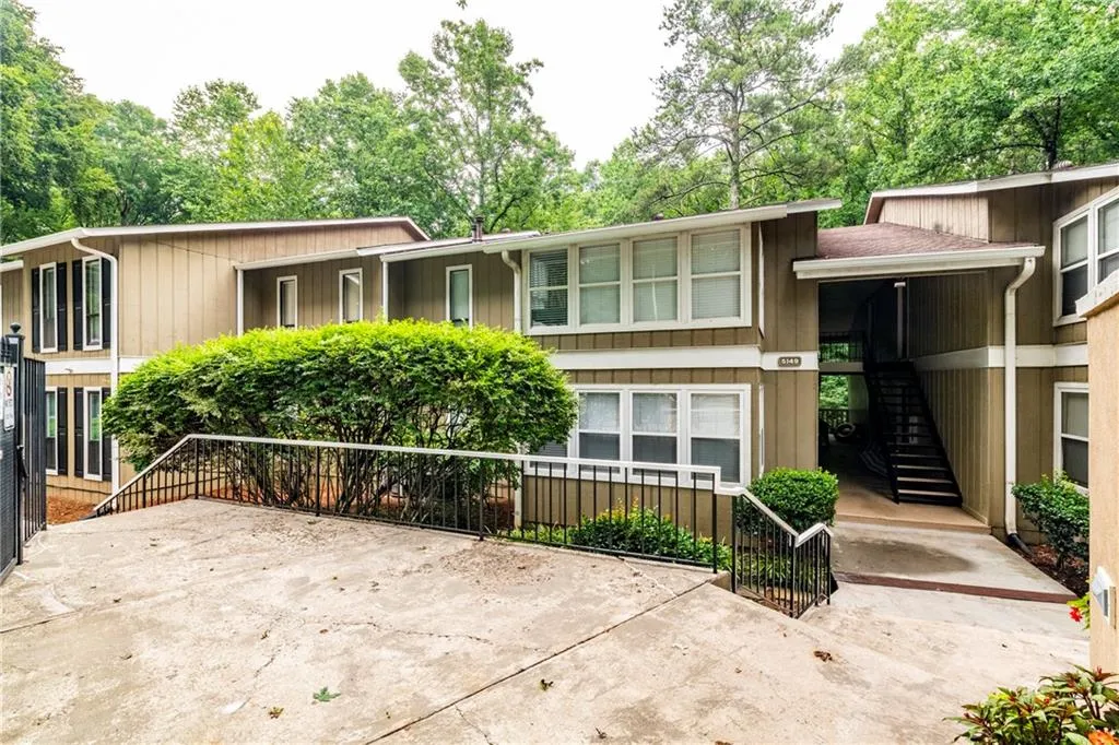 5149 Roswell Road Unit 10, Sandy Springs, Georgia 30342, 2 Bedrooms Bedrooms, ,2 BathroomsBathrooms,Residential,Sold,5149 Roswell Road Unit 10,6582479