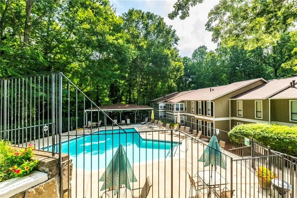 5149 Roswell Road Unit 10, Sandy Springs, Georgia 30342, 2 Bedrooms Bedrooms, ,2 BathroomsBathrooms,Residential,Sold,5149 Roswell Road Unit 10,6582479