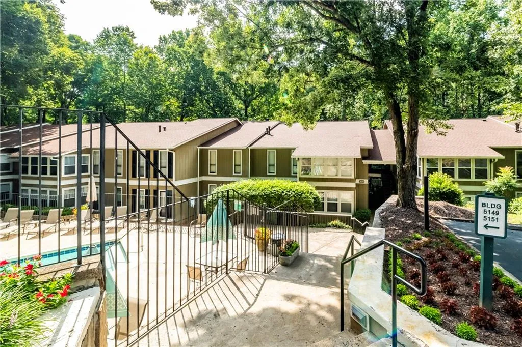 5149 Roswell Road Unit 10, Sandy Springs, Georgia 30342, 2 Bedrooms Bedrooms, ,2 BathroomsBathrooms,Residential,Sold,5149 Roswell Road Unit 10,6582479