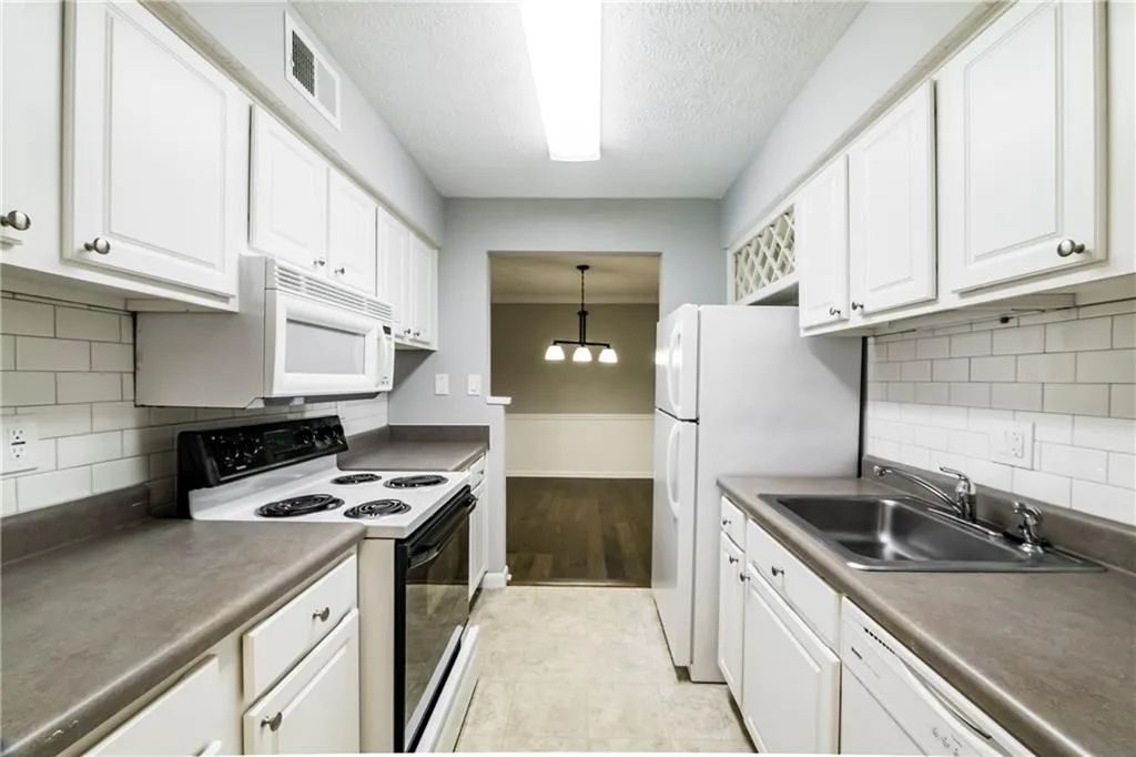 5149 Roswell Road Unit 10, Sandy Springs, Georgia 30342, 2 Bedrooms Bedrooms, ,2 BathroomsBathrooms,Residential,Sold,5149 Roswell Road Unit 10,6582479