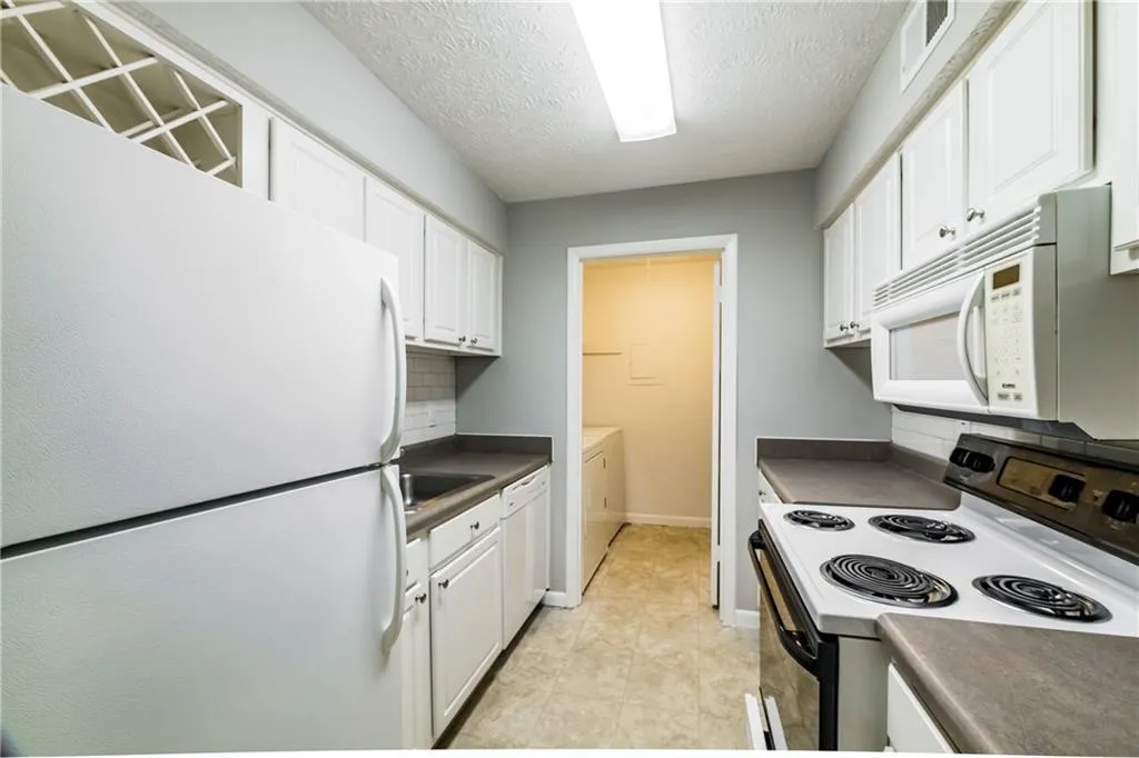 5149 Roswell Road Unit 10, Sandy Springs, Georgia 30342, 2 Bedrooms Bedrooms, ,2 BathroomsBathrooms,Residential,Sold,5149 Roswell Road Unit 10,6582479