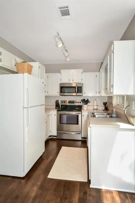 7500 Roswell Road Unit 20, Sandy Springs, Georgia 30350, 2 Bedrooms Bedrooms, ,2 BathroomsBathrooms,Residential,Sold,7500 Roswell Road Unit 20,6537692