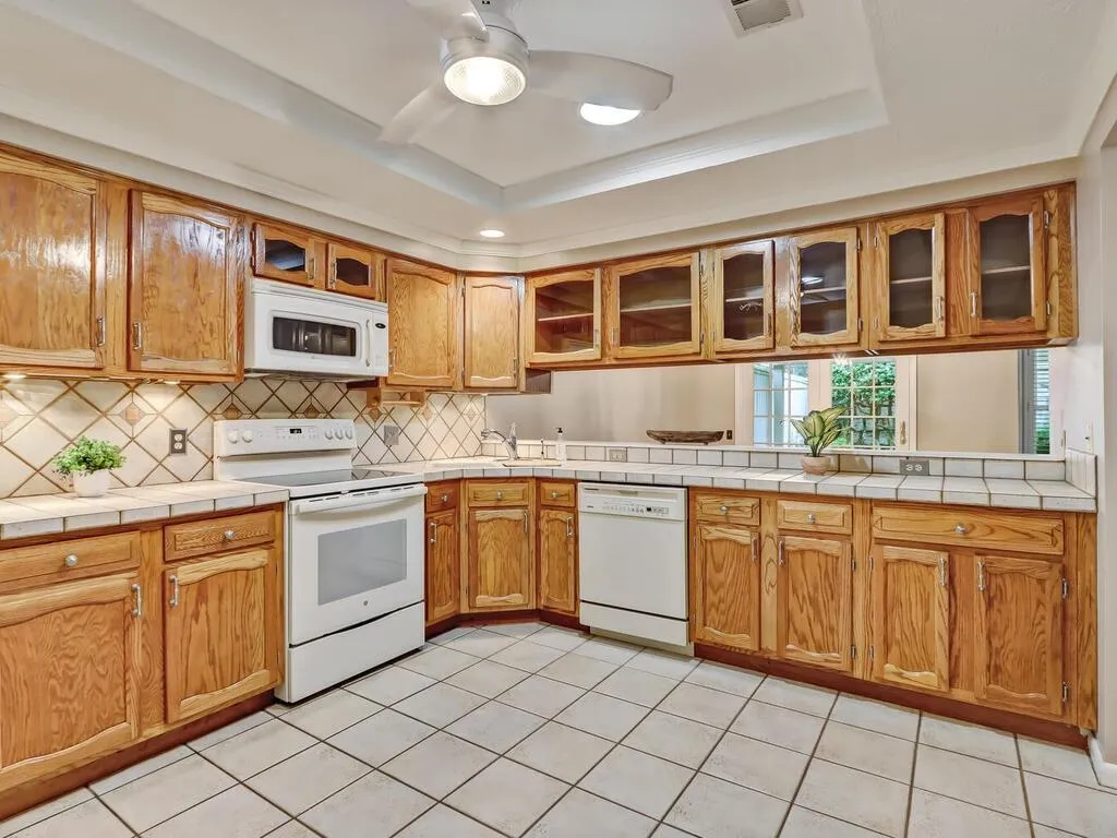 10 Ne Waterford Court, Sandy Springs, Georgia 30328, 2 Bedrooms Bedrooms, ,2 BathroomsBathrooms,Residential,Sold,10 Ne Waterford Court,6839285