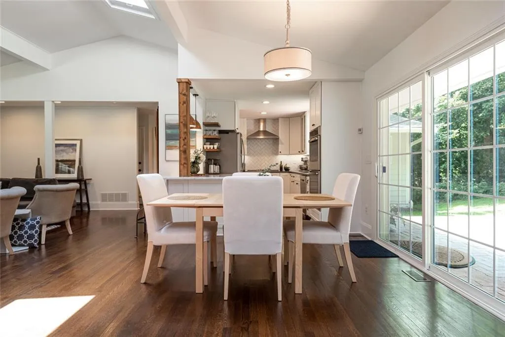 305 Amberidge Trail, Atlanta, Georgia 30328, 4 Bedrooms Bedrooms, ,3 BathroomsBathrooms,Residential,Sold,305 Amberidge Trail,6763252