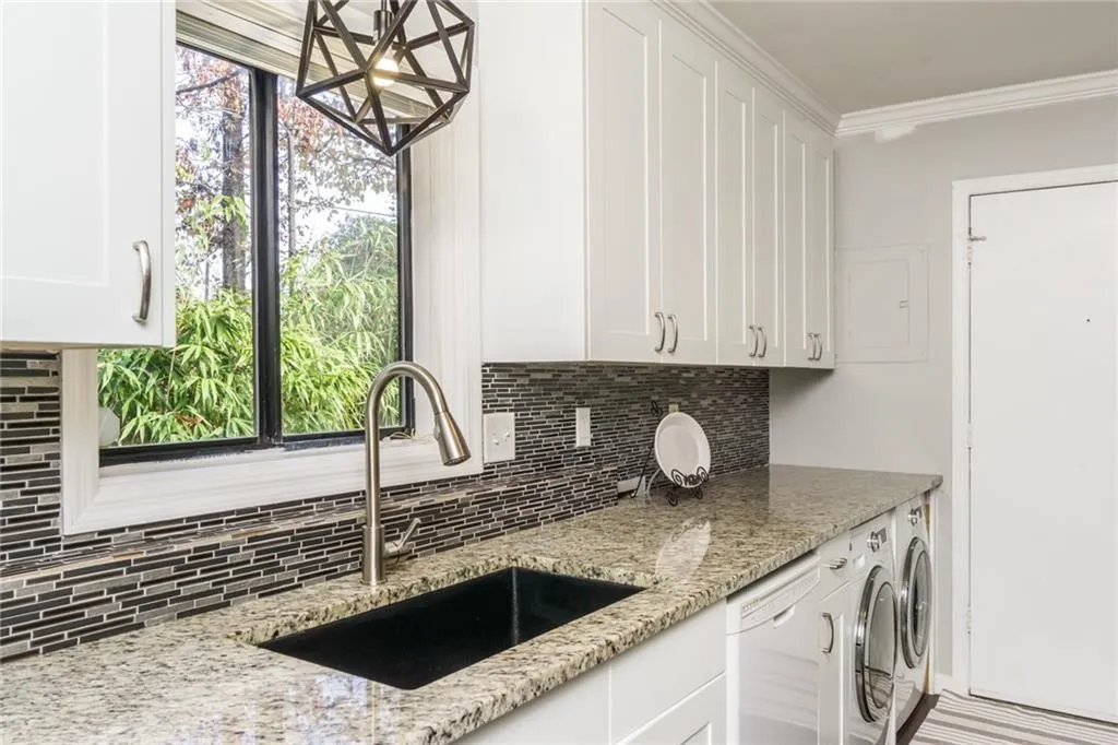 33 Forrest Place, Atlanta, Georgia 30328, 3 Bedrooms Bedrooms, ,2 BathroomsBathrooms,Residential,Sold,33 Forrest Place,6812852