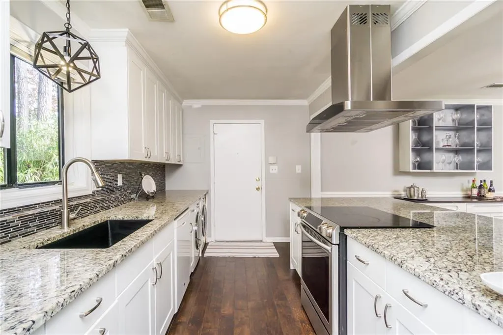 33 Forrest Place, Atlanta, Georgia 30328, 3 Bedrooms Bedrooms, ,2 BathroomsBathrooms,Residential,Sold,33 Forrest Place,6812852