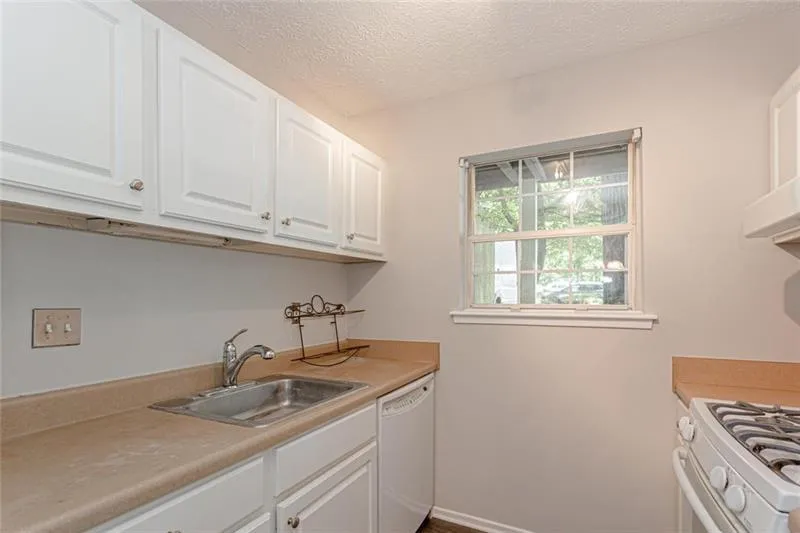 6818 Glenridge Drive Unit A, Sandy Springs, Georgia 30328, 2 Bedrooms Bedrooms, ,2 BathroomsBathrooms,Residential,Sold,6818 Glenridge Drive Unit A,6726114