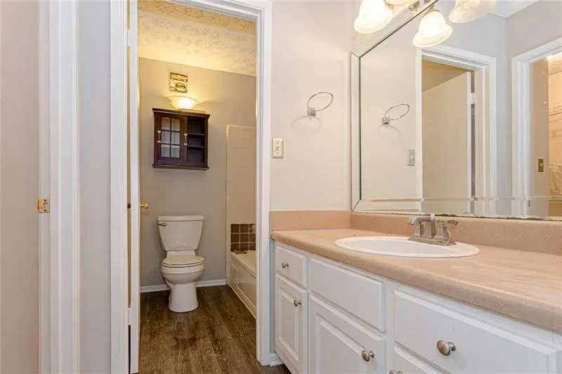 6818 Glenridge Drive Unit A, Sandy Springs, Georgia 30328, 2 Bedrooms Bedrooms, ,2 BathroomsBathrooms,Residential,Sold,6818 Glenridge Drive Unit A,6726114