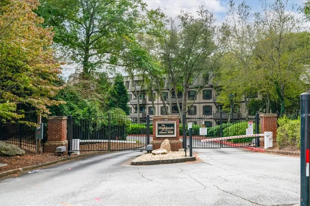 1217 Highland Bluff Drive Se, Atlanta, Georgia 30339, 2 Bedrooms Bedrooms, ,2 BathroomsBathrooms,Residential,For Sale,1217 Highland Bluff Drive Se,7662651