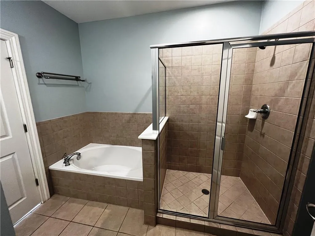240 Le Gran Bend, Atlanta, Georgia 30328, 2 Bedrooms Bedrooms, ,2 BathroomsBathrooms,Residential,Sold,240 Le Gran Bend,7166974