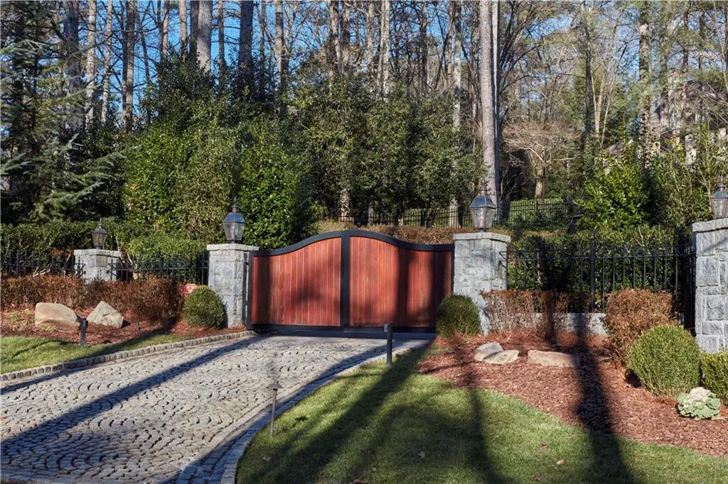 4240 E Conway Drive Nw, Atlanta, Georgia 30327, 3 Bedrooms Bedrooms, ,3 BathroomsBathrooms,Residential,Sold,4240 E Conway Drive Nw,5958147