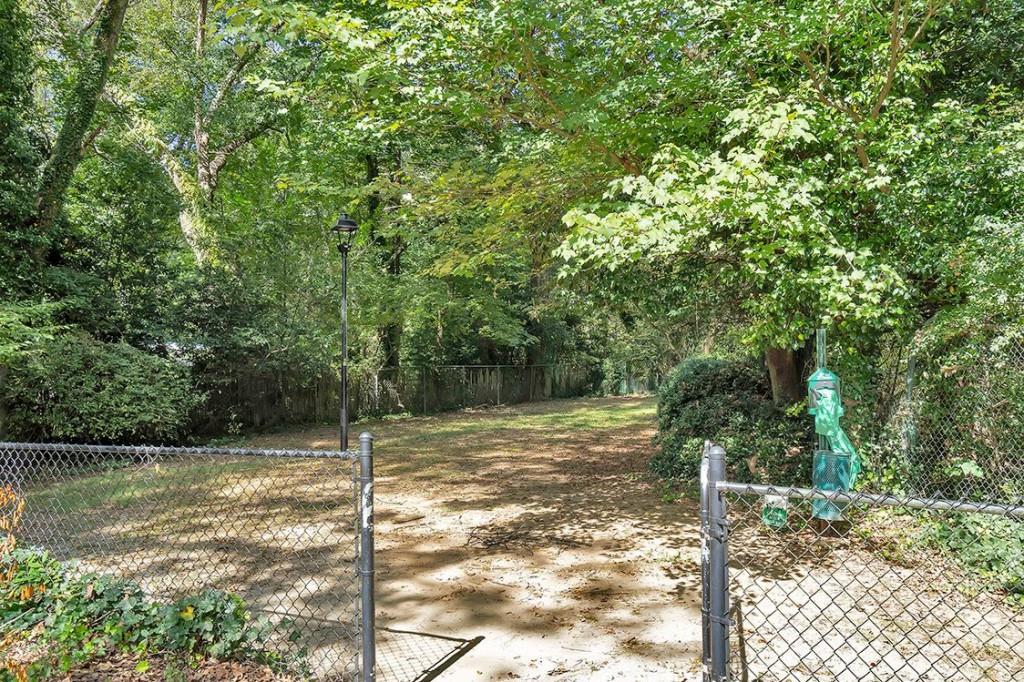 6700 Roswell Road Unit 26B, Sandy Springs, Georgia 30328, 2 Bedrooms Bedrooms, ,1 BathroomBathrooms,Residential,Sold,6700 Roswell Road Unit 26B,7289428