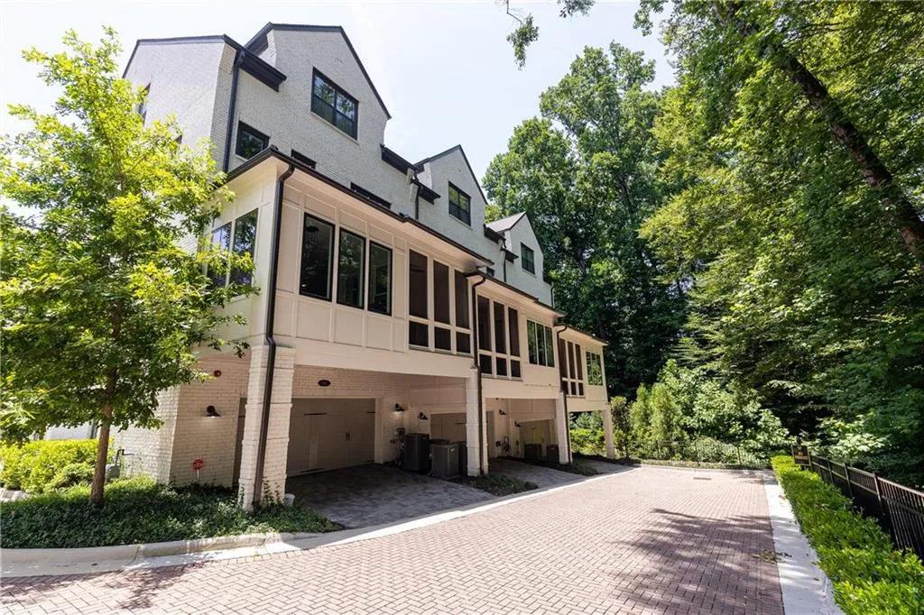 160 Ridgely Court, Atlanta, Georgia 30342, 4 Bedrooms Bedrooms, ,4 BathroomsBathrooms,Residential,Sold,160 Ridgely Court,7068357