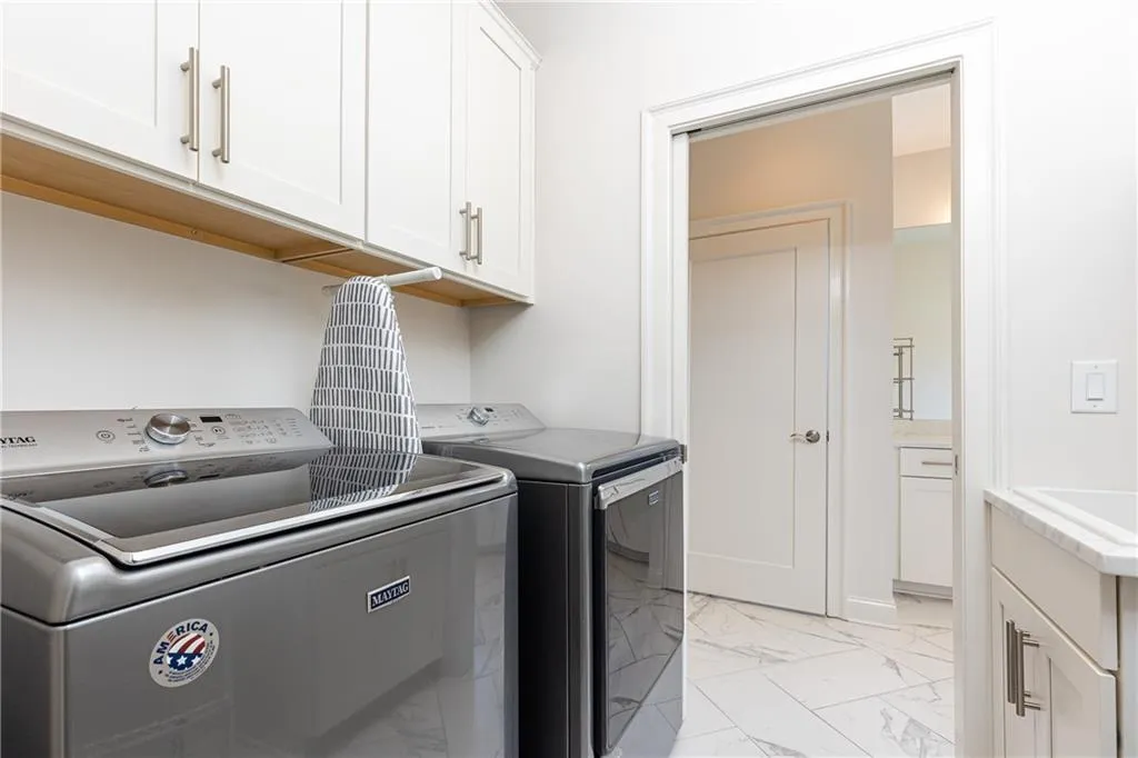 160 Ridgely Court, Atlanta, Georgia 30342, 4 Bedrooms Bedrooms, ,4 BathroomsBathrooms,Residential,Sold,160 Ridgely Court,7068357