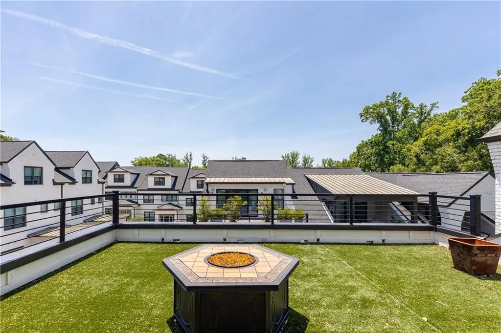 160 Ridgely Court, Atlanta, Georgia 30342, 4 Bedrooms Bedrooms, ,4 BathroomsBathrooms,Residential,Sold,160 Ridgely Court,7068357