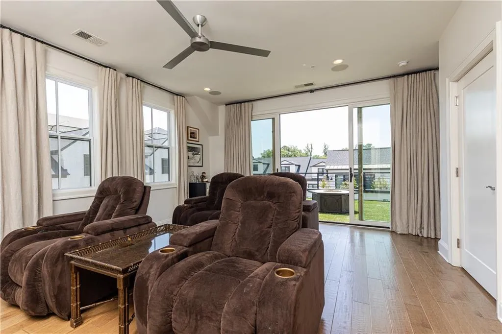 160 Ridgely Court, Atlanta, Georgia 30342, 4 Bedrooms Bedrooms, ,4 BathroomsBathrooms,Residential,Sold,160 Ridgely Court,7068357