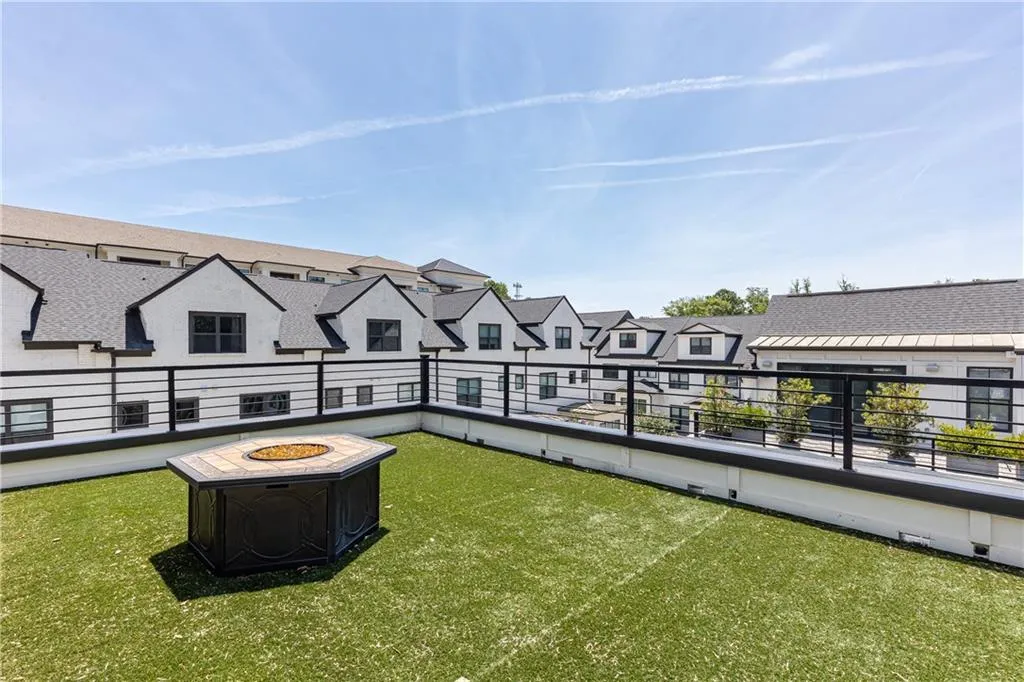 160 Ridgely Court, Atlanta, Georgia 30342, 4 Bedrooms Bedrooms, ,4 BathroomsBathrooms,Residential,Sold,160 Ridgely Court,7068357