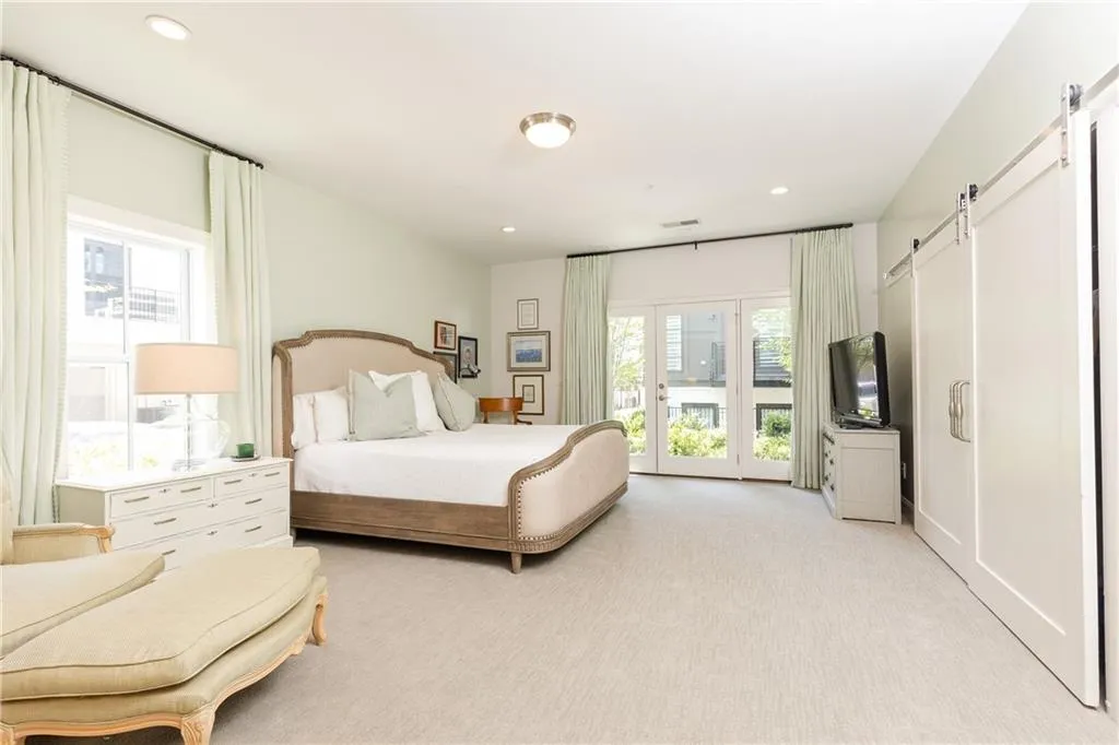 160 Ridgely Court, Atlanta, Georgia 30342, 4 Bedrooms Bedrooms, ,4 BathroomsBathrooms,Residential,Sold,160 Ridgely Court,7068357