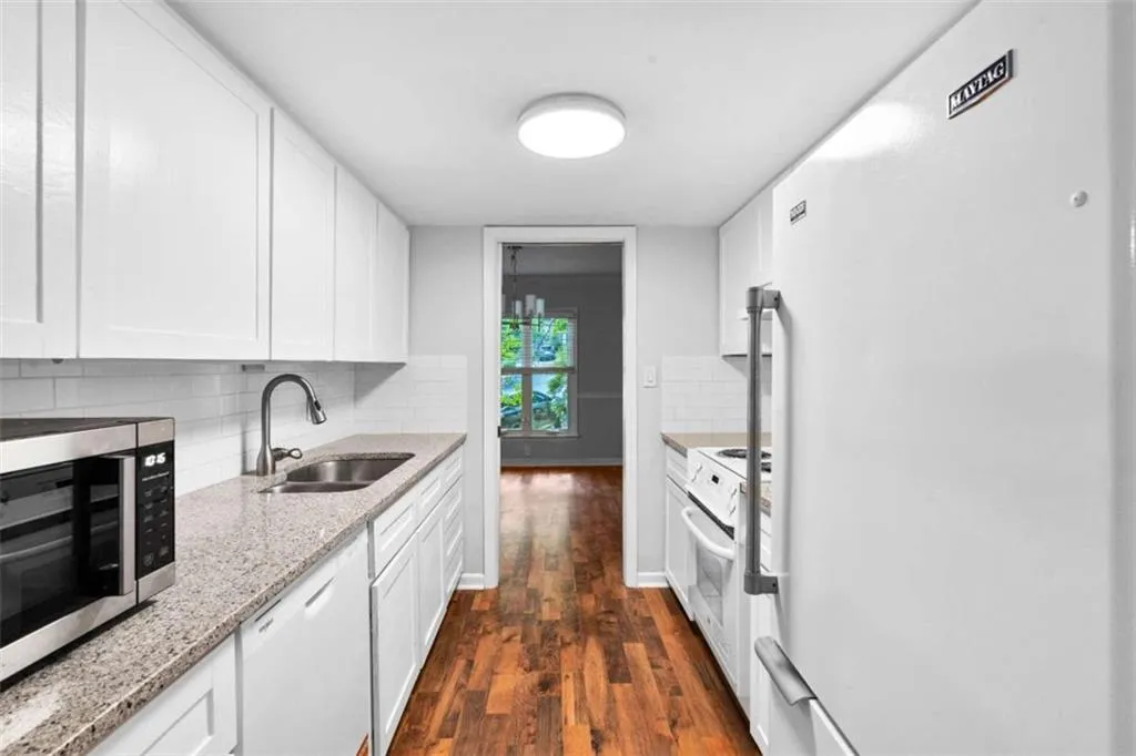 32 Ivy Parkway Ne, Atlanta, Georgia 30342, 4 Bedrooms Bedrooms, ,3 BathroomsBathrooms,Residential,For Sale,32 Ivy Parkway Ne,7611549