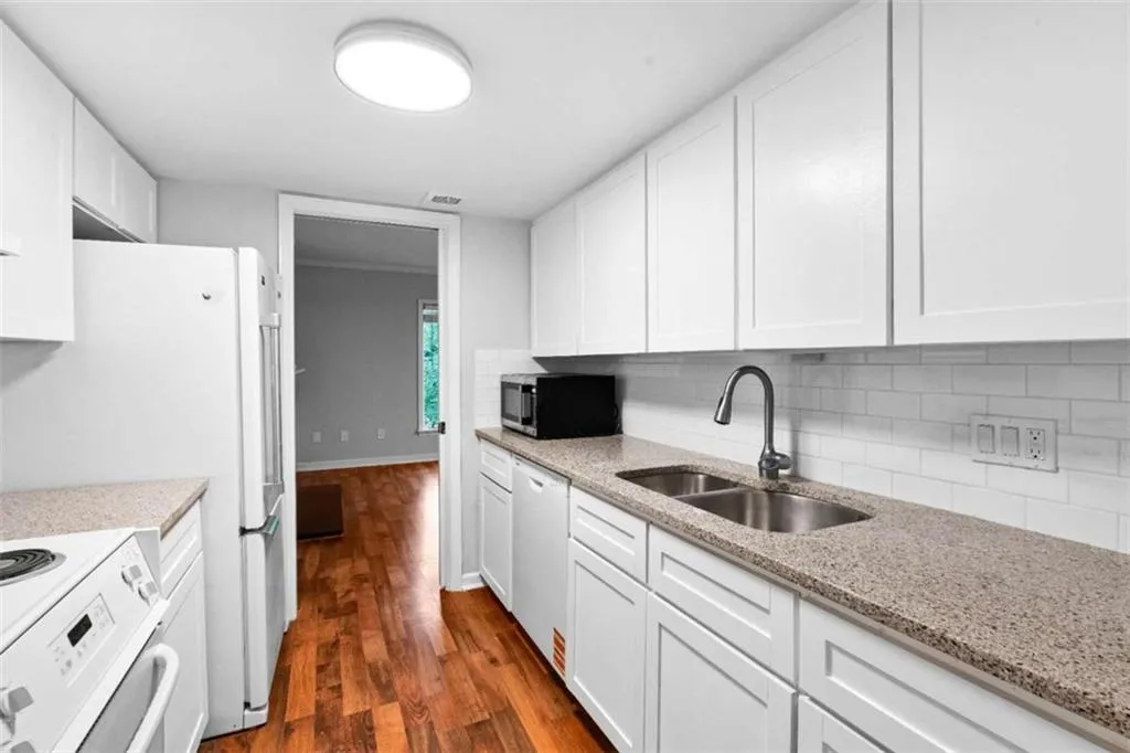 32 Ivy Parkway Ne, Atlanta, Georgia 30342, 4 Bedrooms Bedrooms, ,3 BathroomsBathrooms,Residential,For Sale,32 Ivy Parkway Ne,7611549