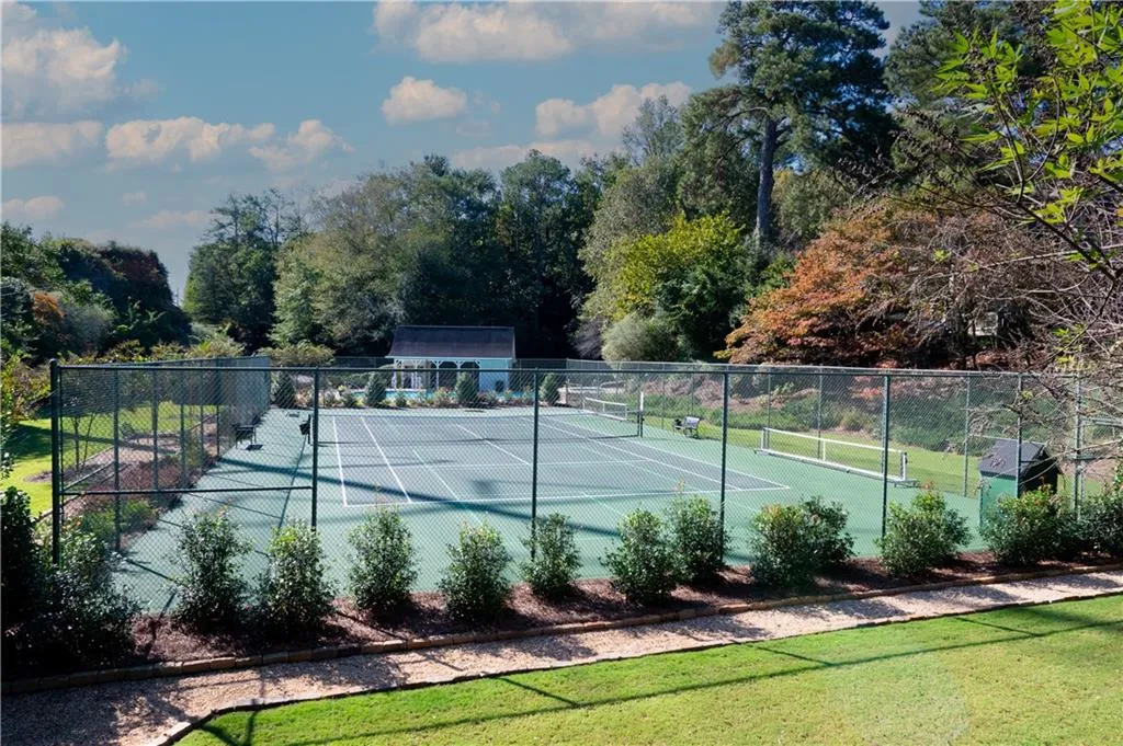 Two nice tennis courts are available for residents.