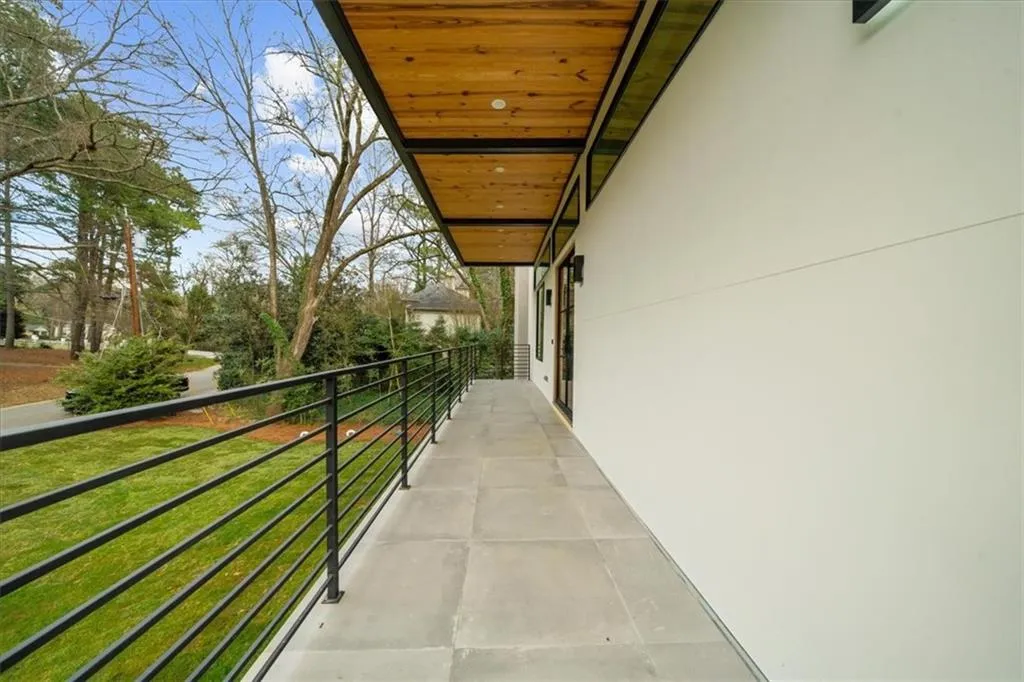 Wrap-around terrace, front of house